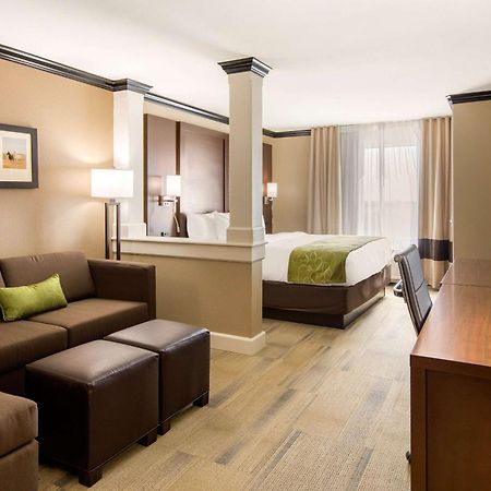 Comfort Suites Либерал Екстериор снимка