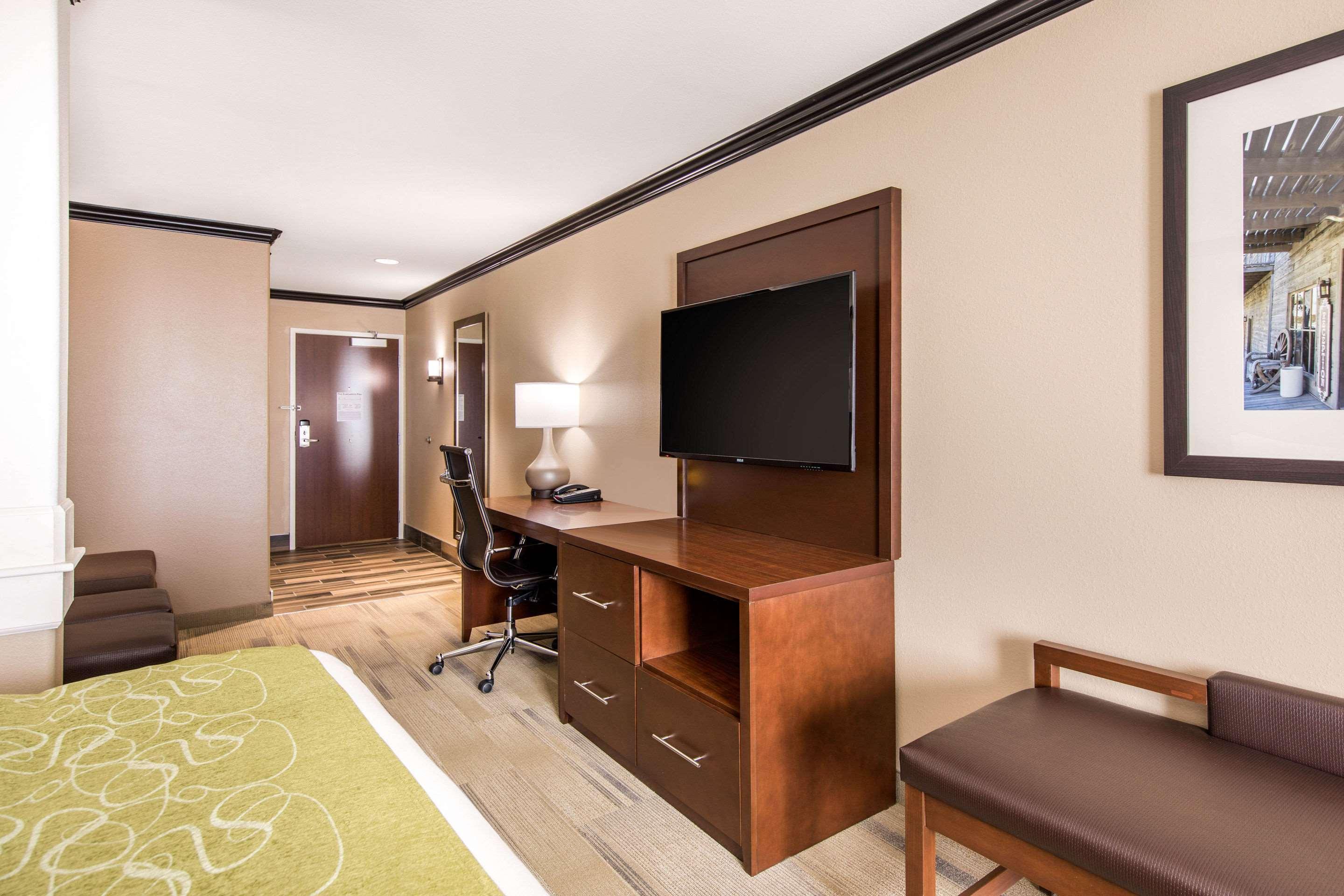 Comfort Suites Либерал Екстериор снимка