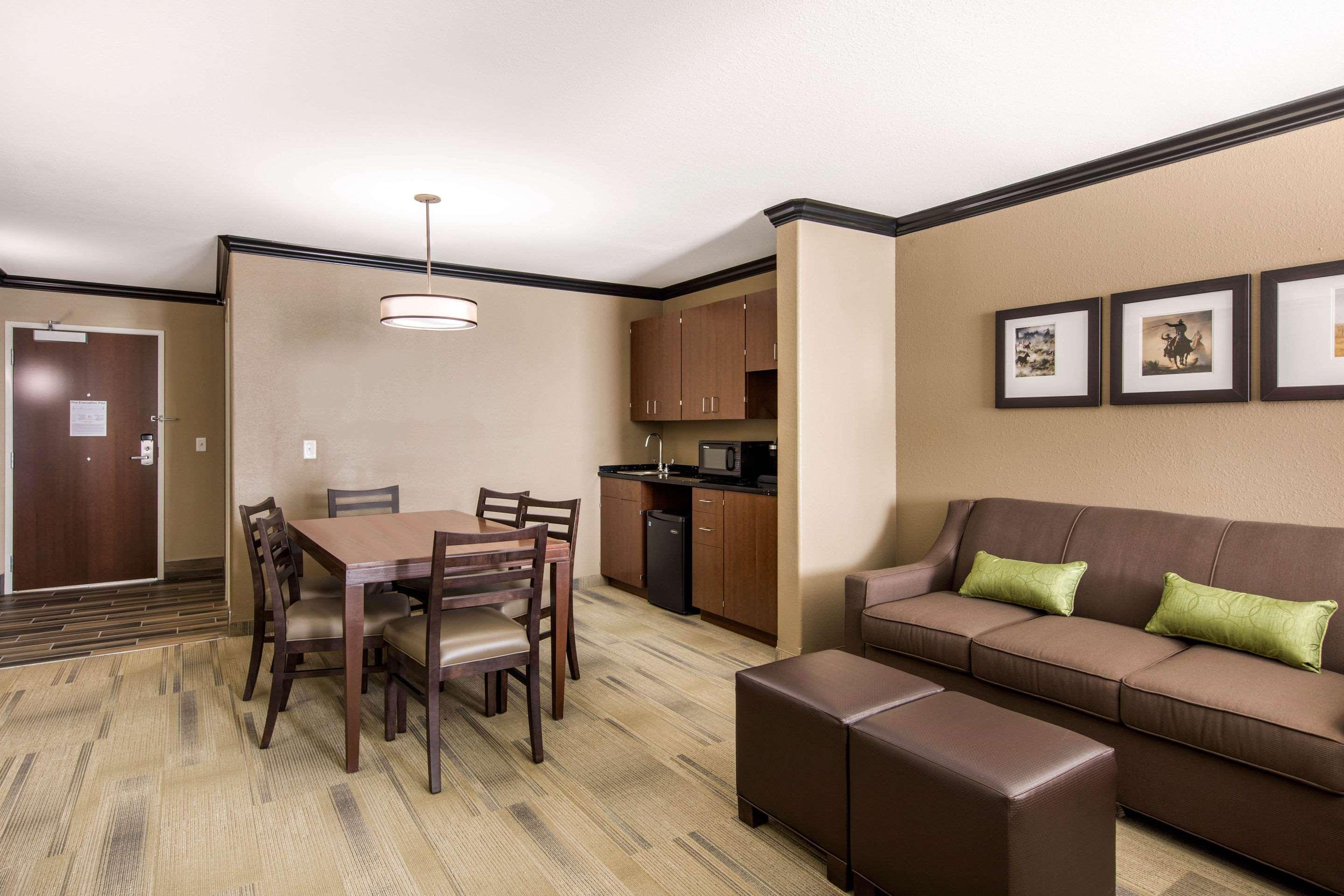 Comfort Suites Либерал Екстериор снимка