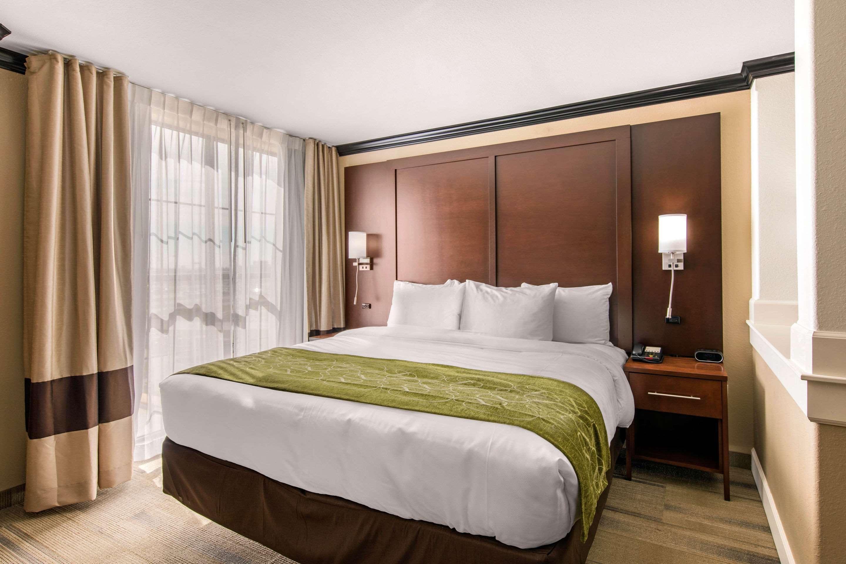 Comfort Suites Либерал Екстериор снимка