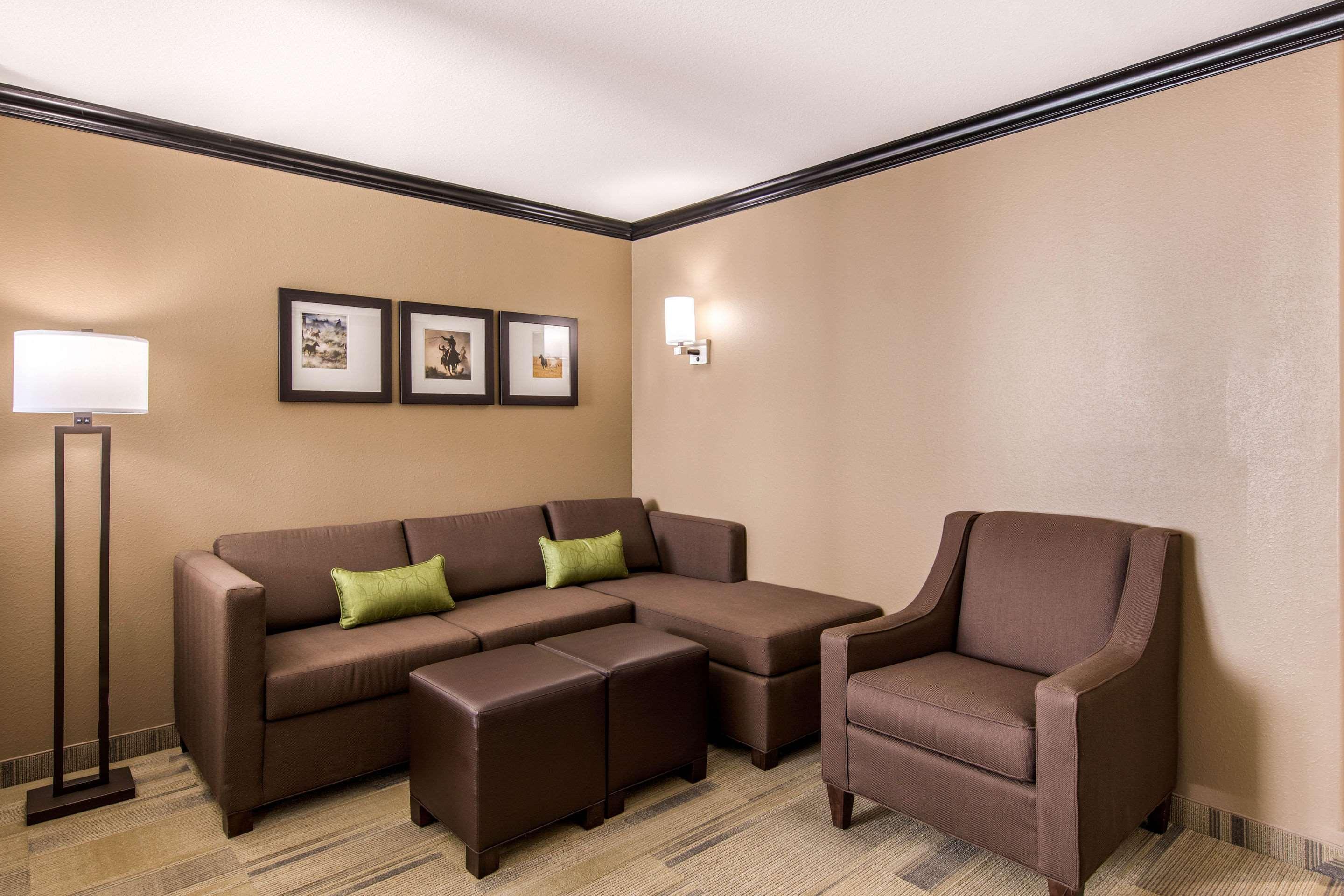 Comfort Suites Либерал Екстериор снимка