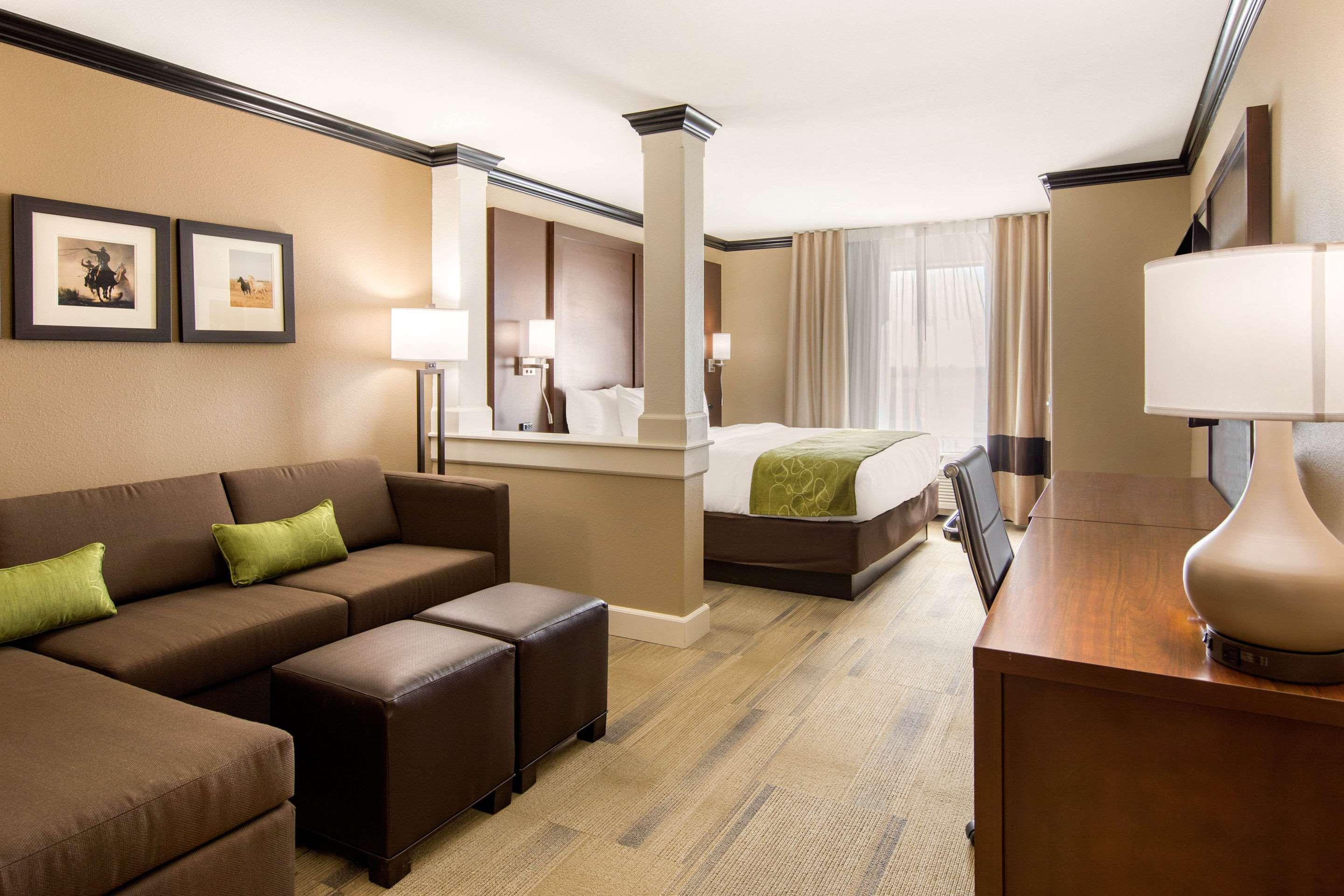 Comfort Suites Либерал Екстериор снимка