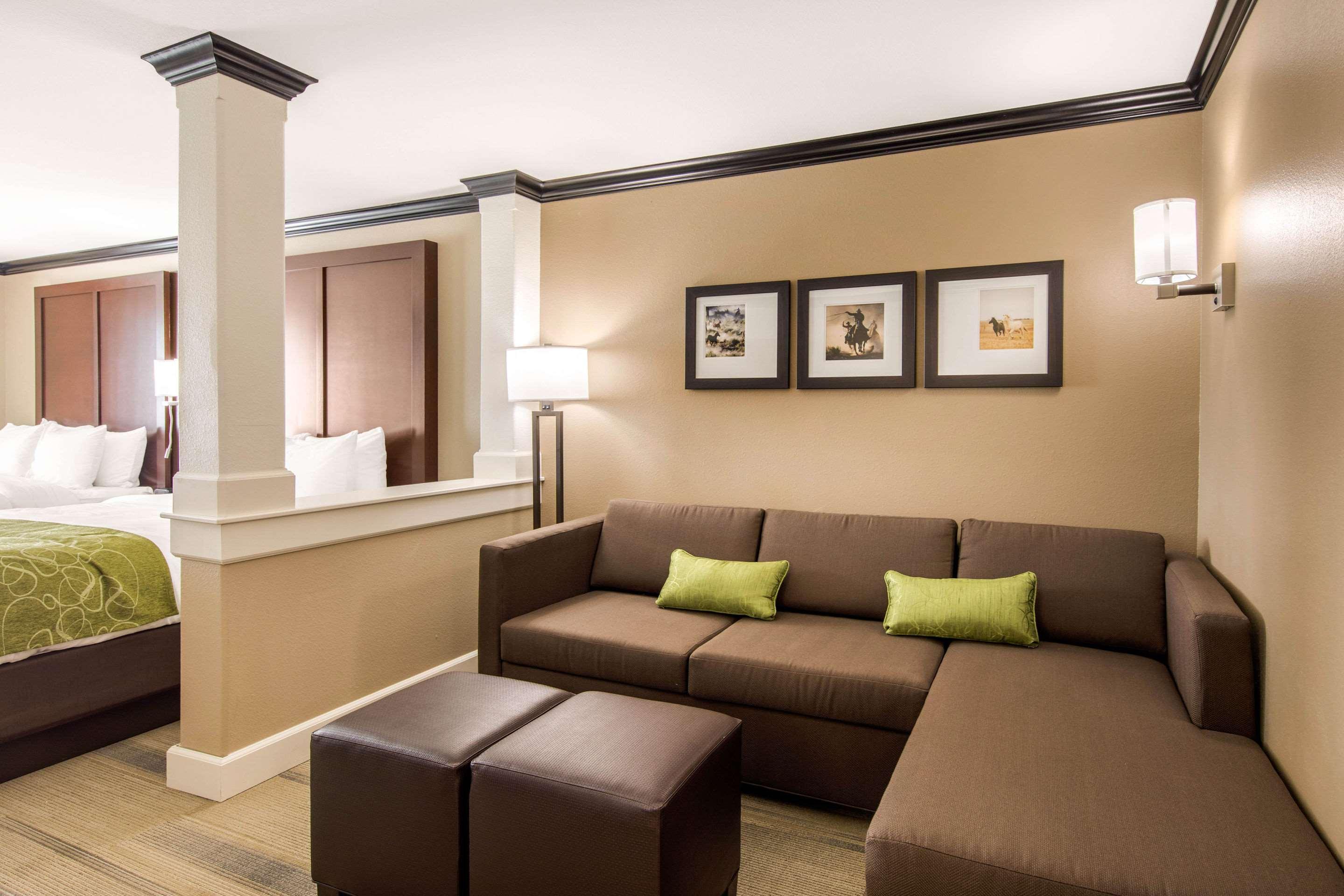 Comfort Suites Либерал Екстериор снимка