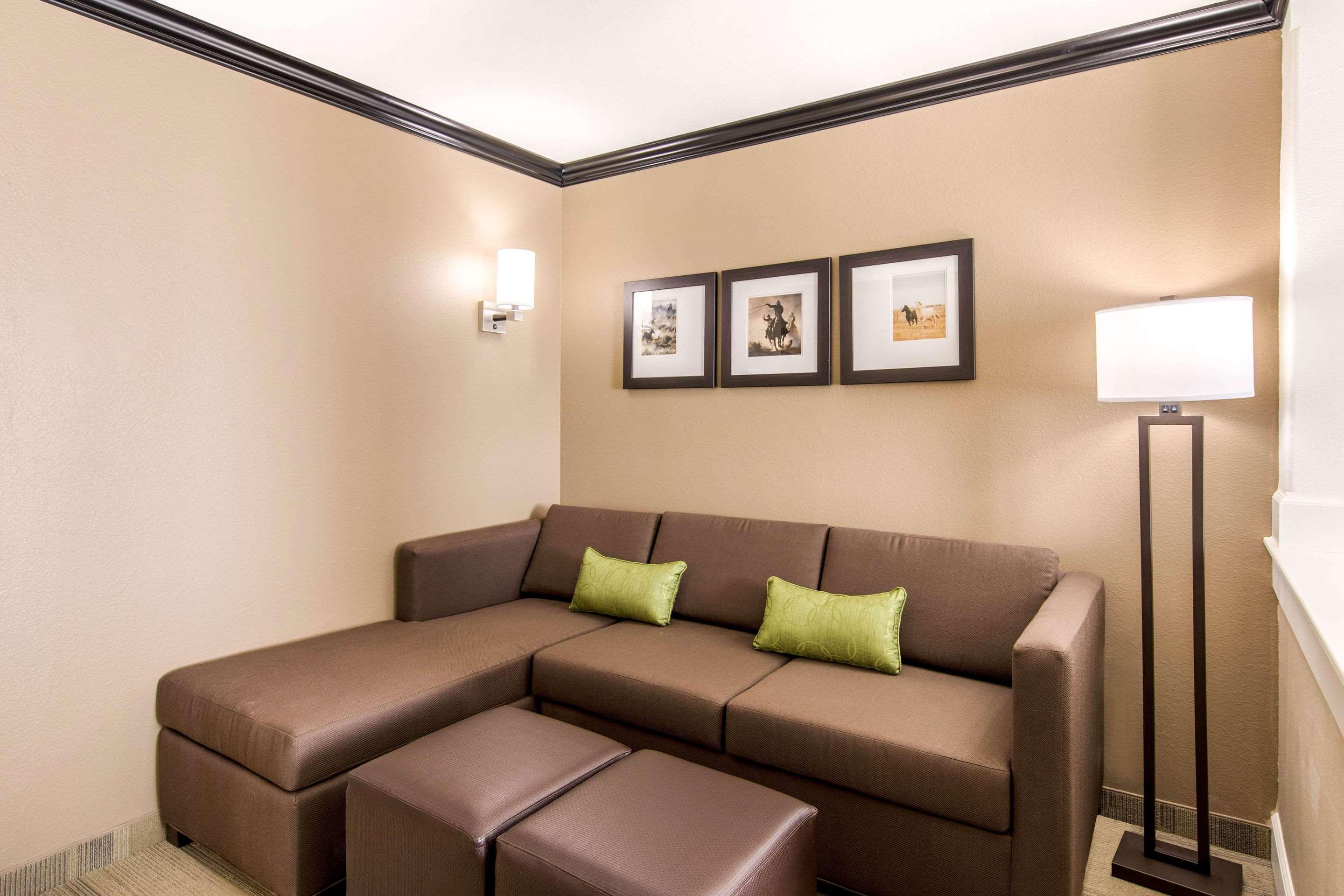 Comfort Suites Либерал Екстериор снимка
