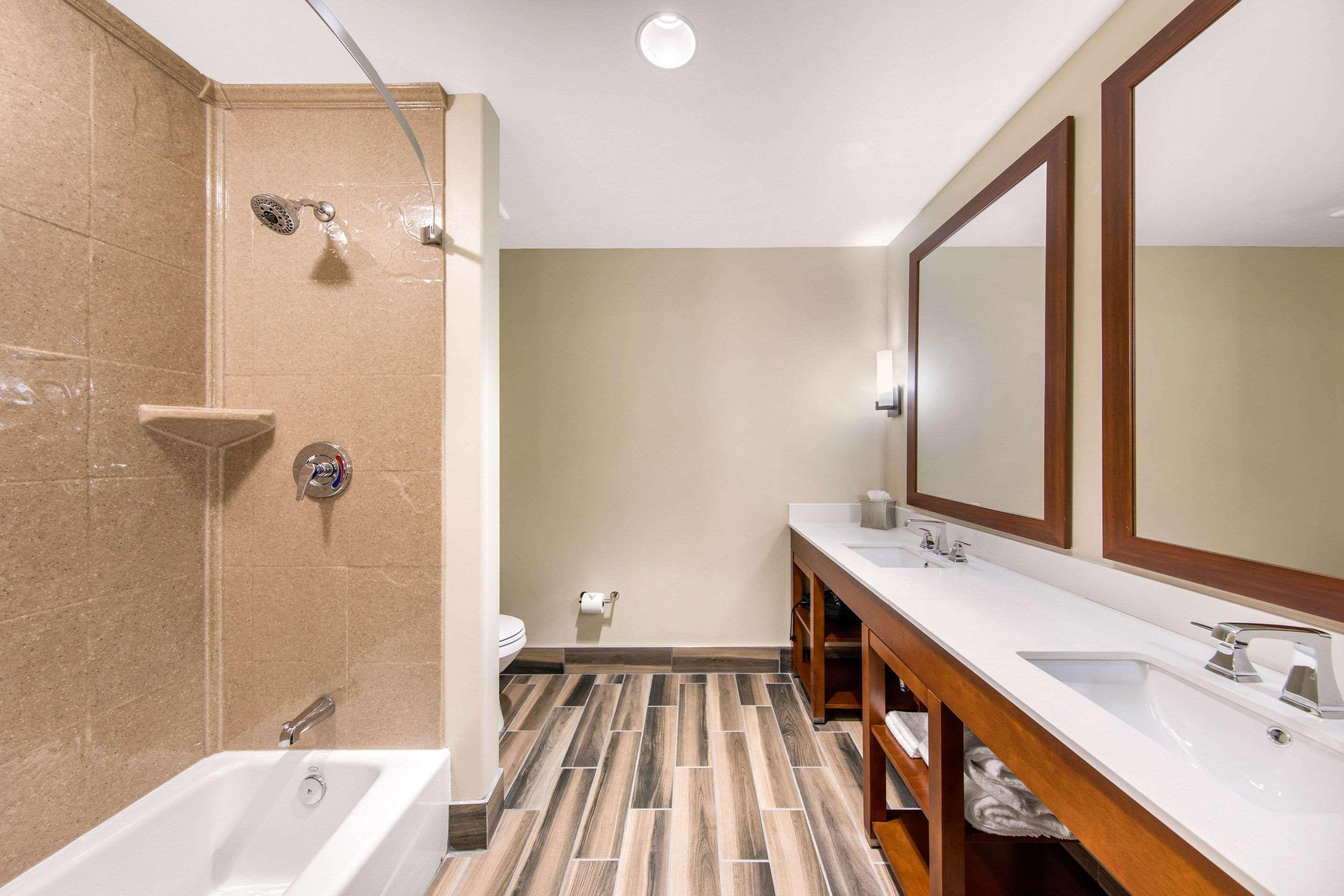 Comfort Suites Либерал Екстериор снимка