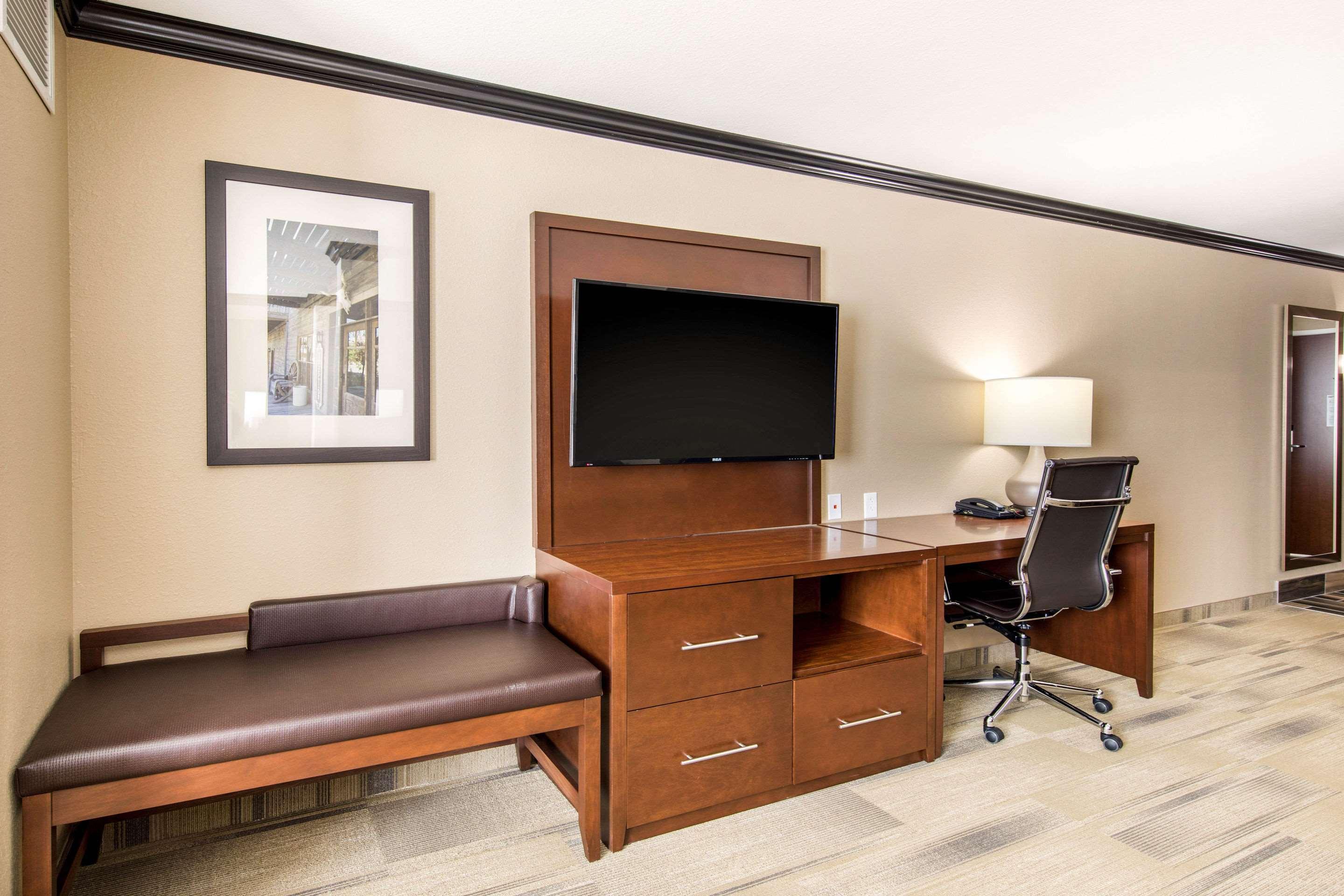 Comfort Suites Либерал Екстериор снимка