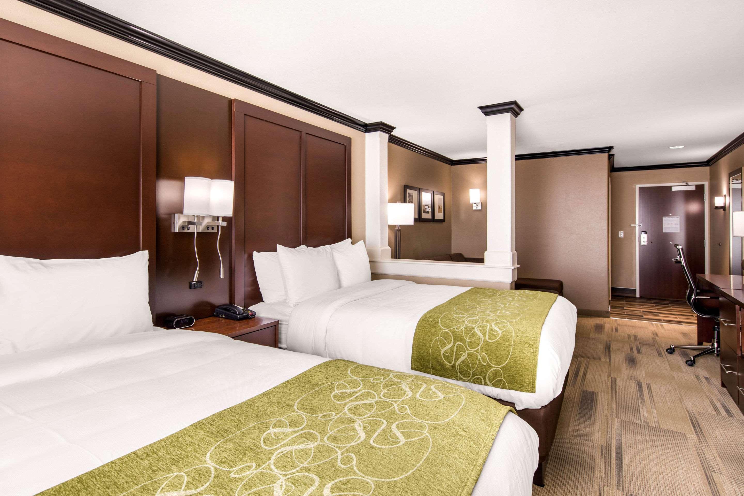 Comfort Suites Либерал Екстериор снимка