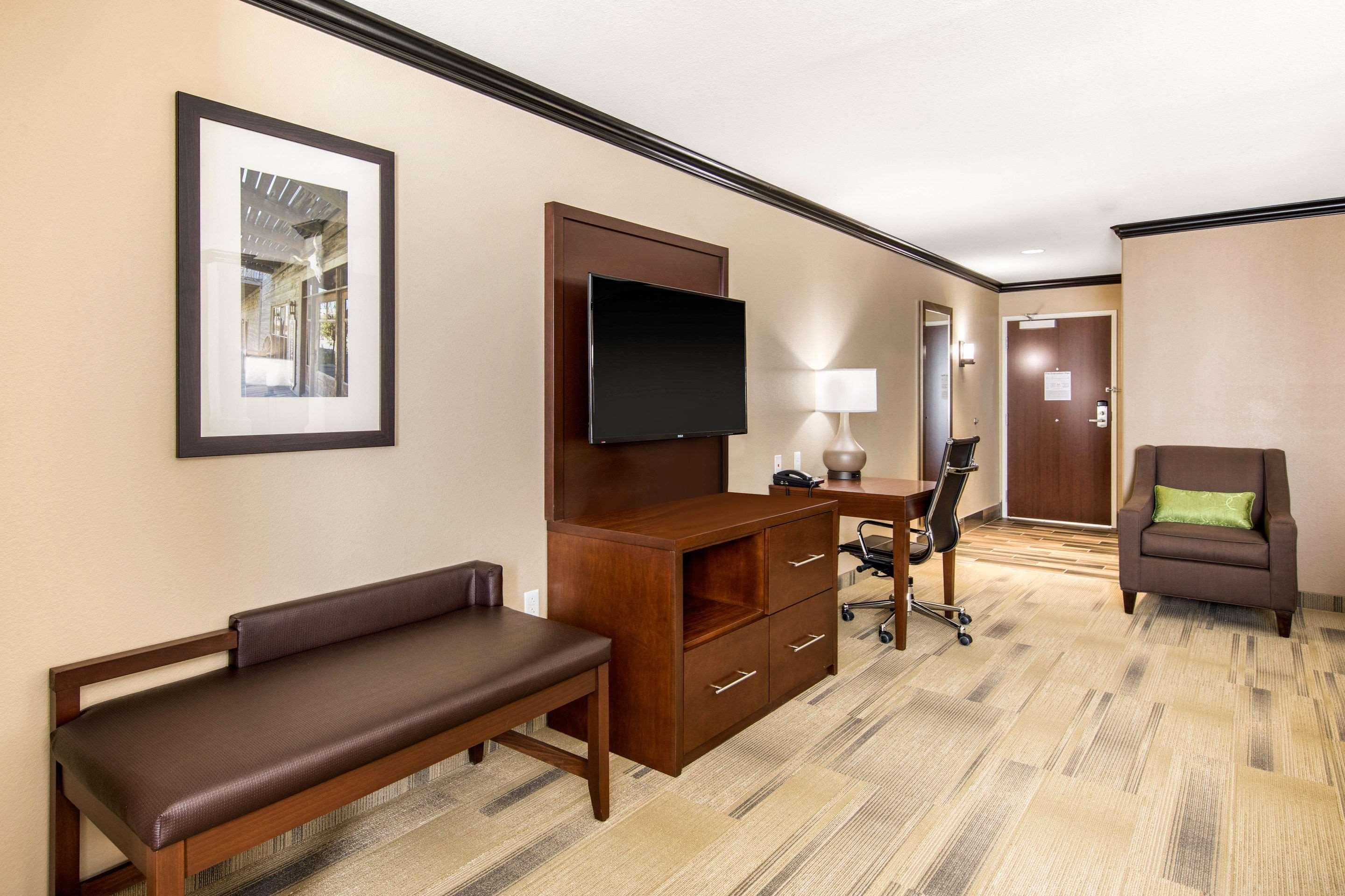 Comfort Suites Либерал Екстериор снимка