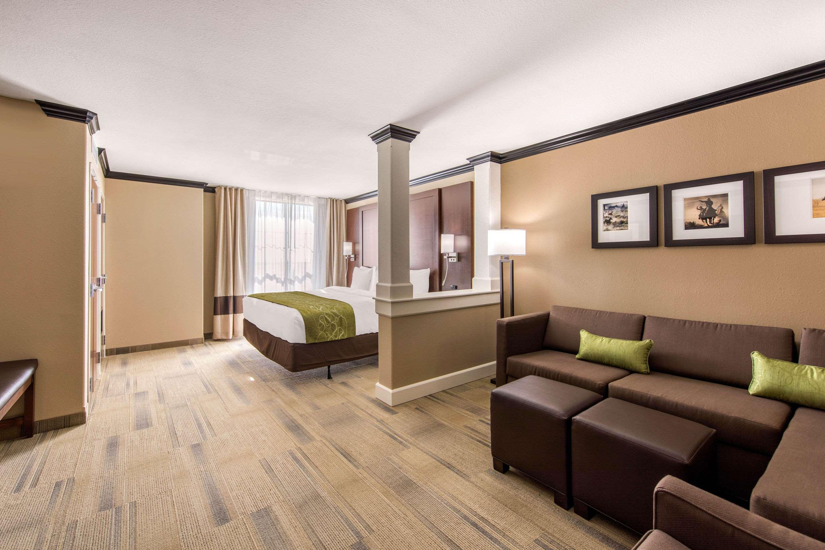 Comfort Suites Либерал Екстериор снимка