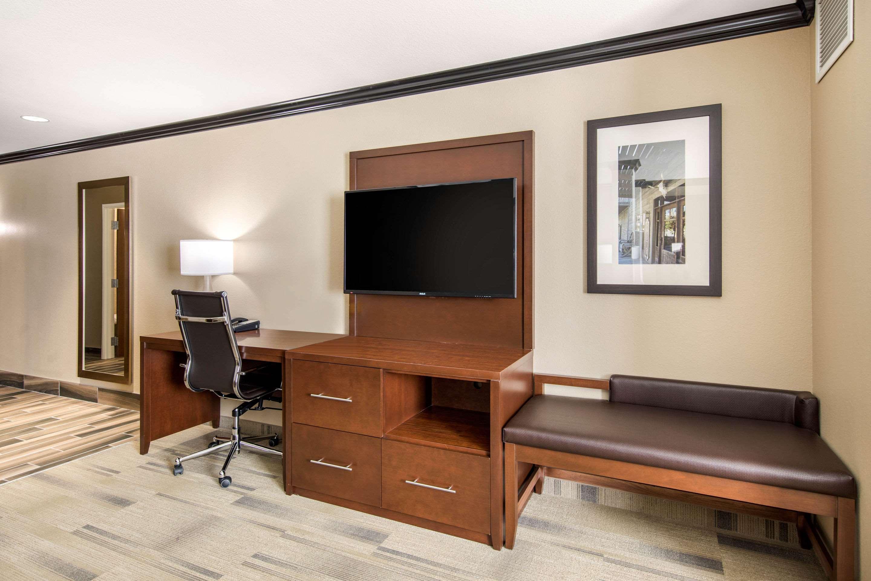 Comfort Suites Либерал Екстериор снимка