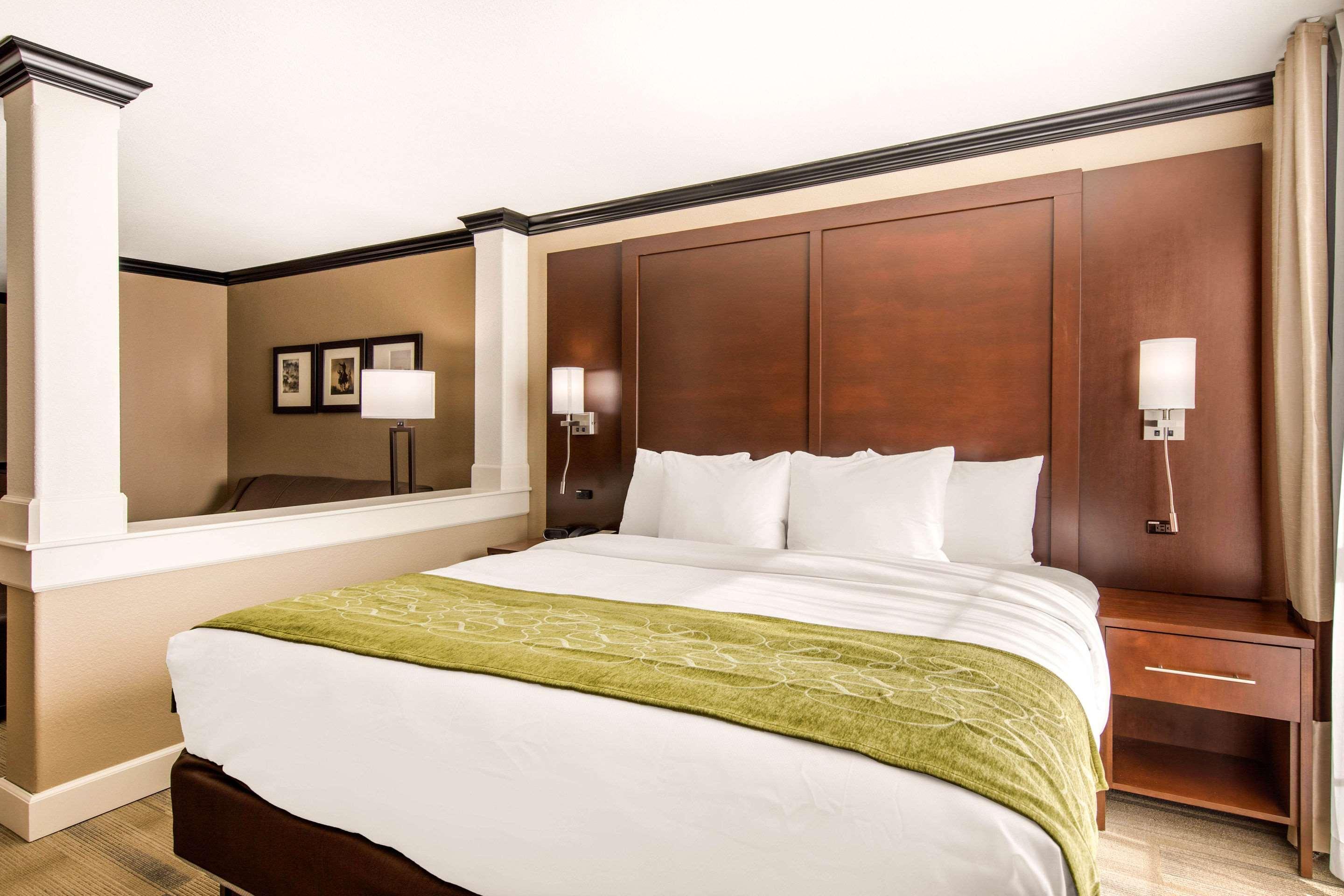 Comfort Suites Либерал Екстериор снимка