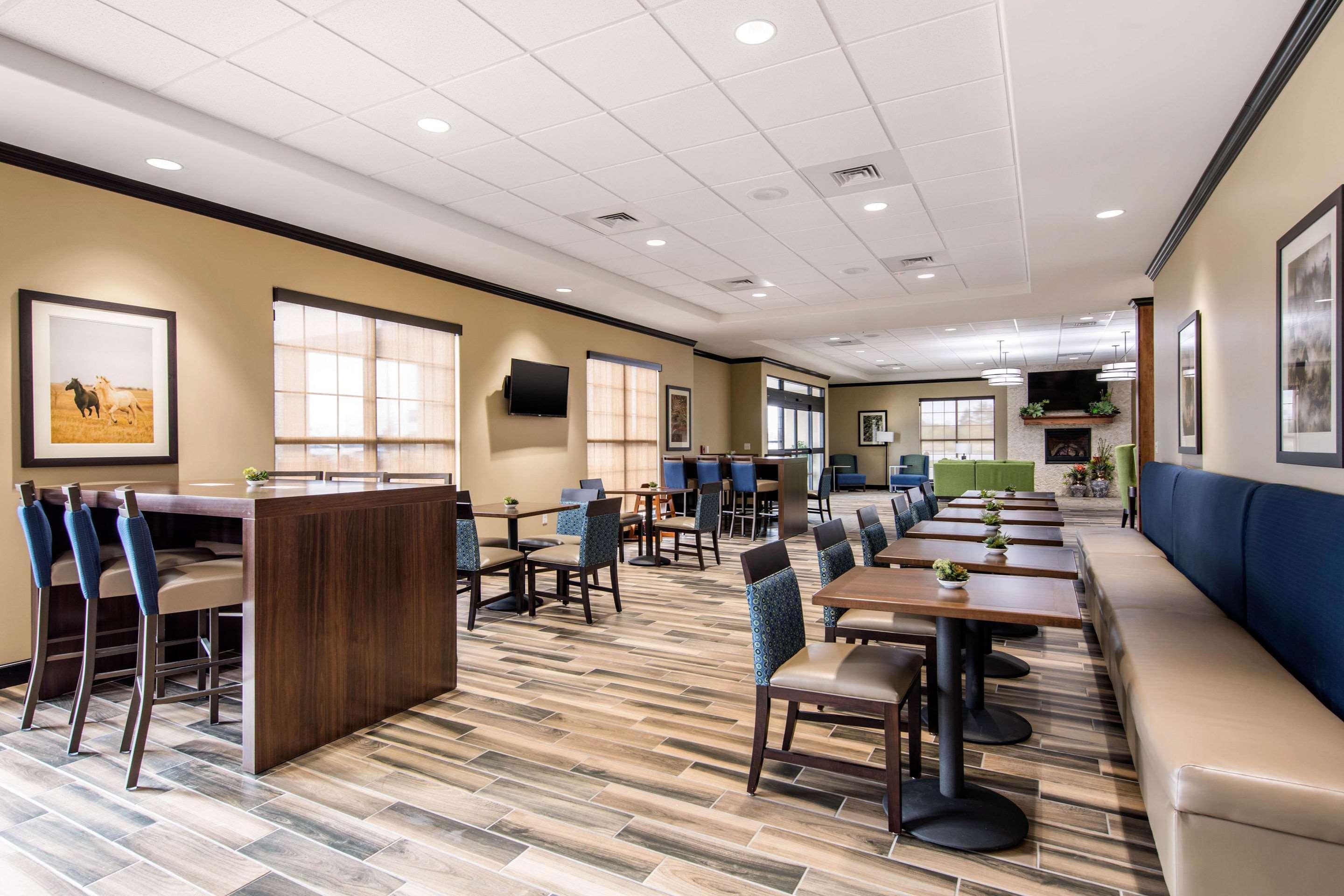 Comfort Suites Либерал Екстериор снимка