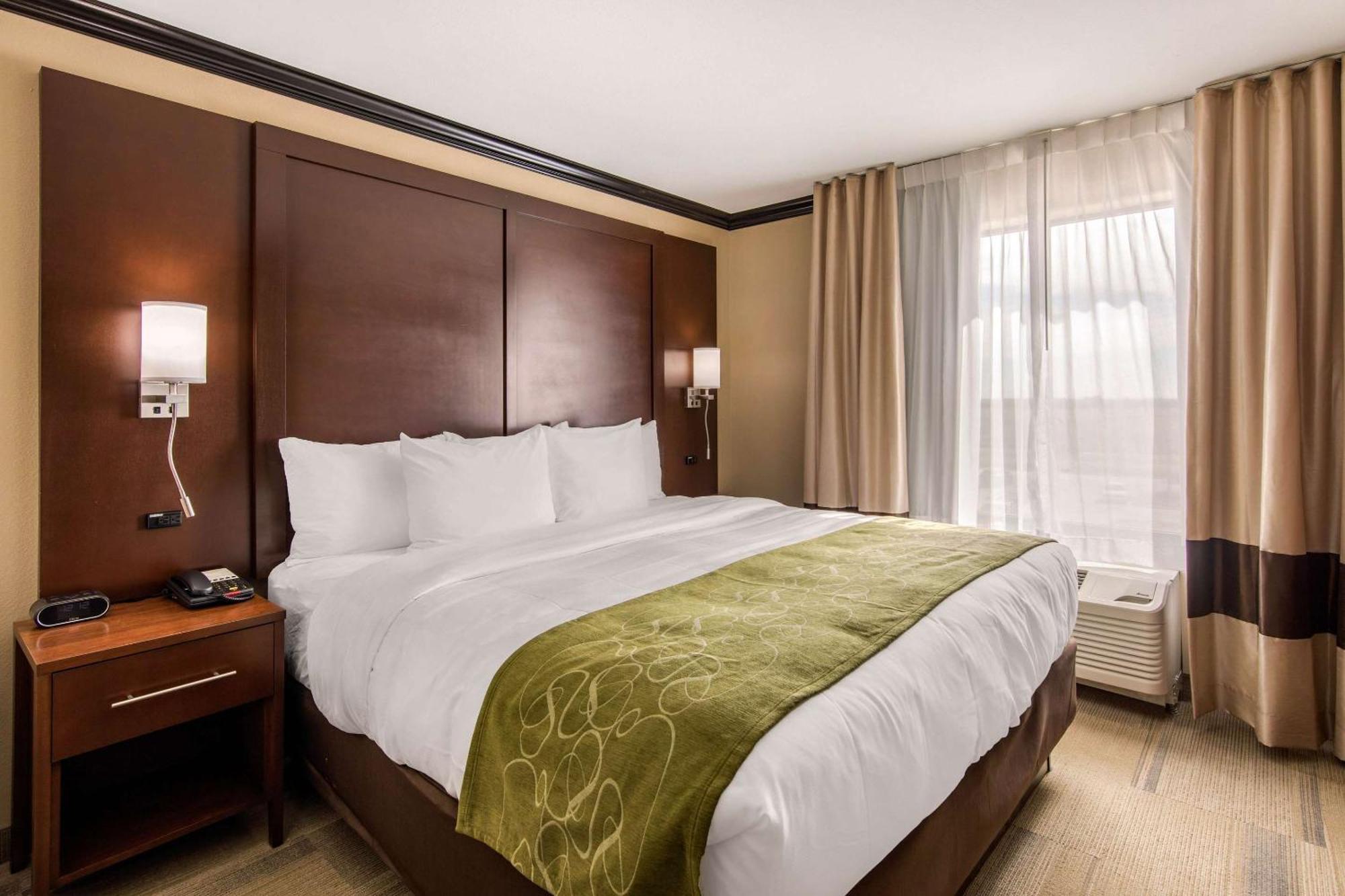 Comfort Suites Либерал Екстериор снимка