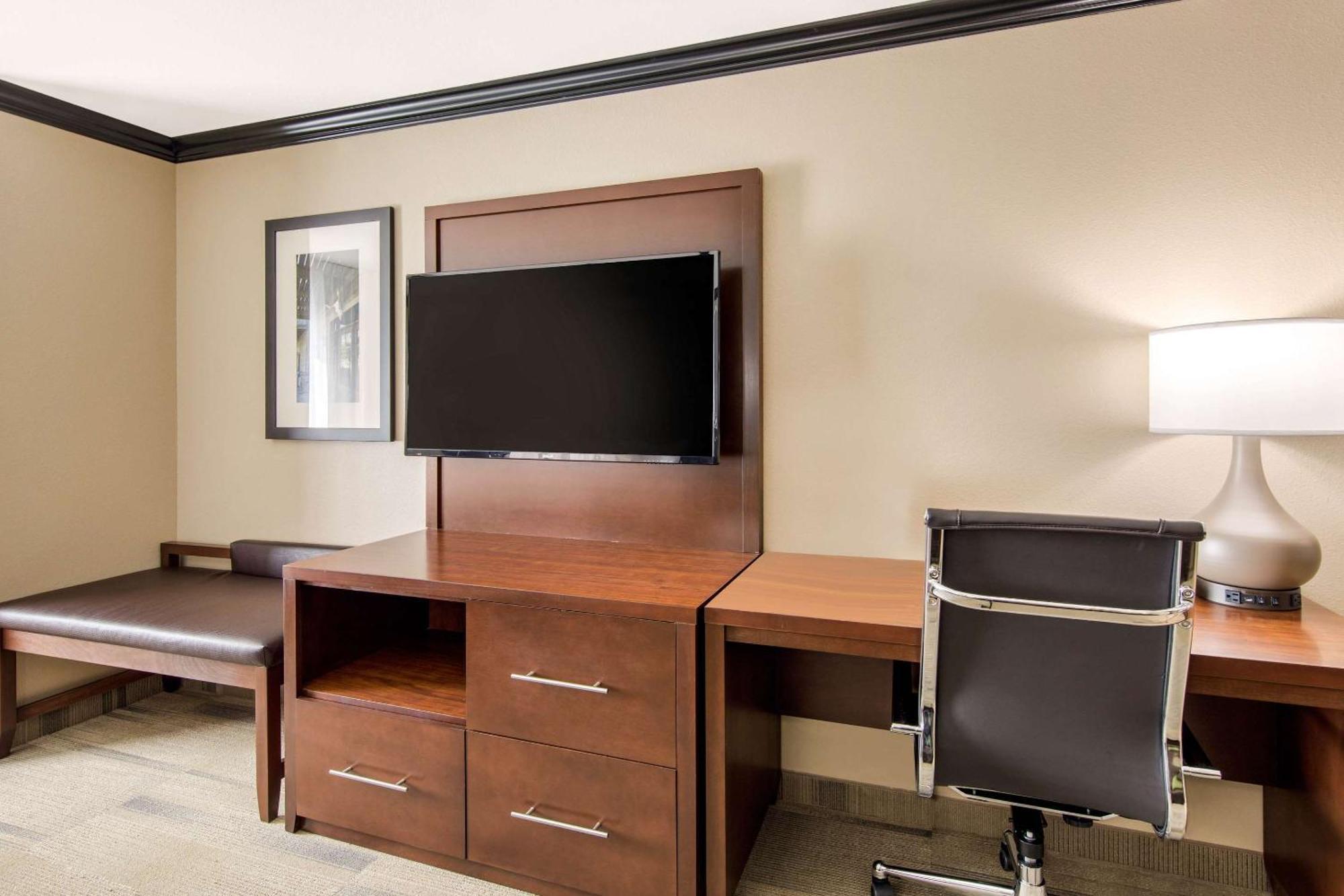 Comfort Suites Либерал Екстериор снимка