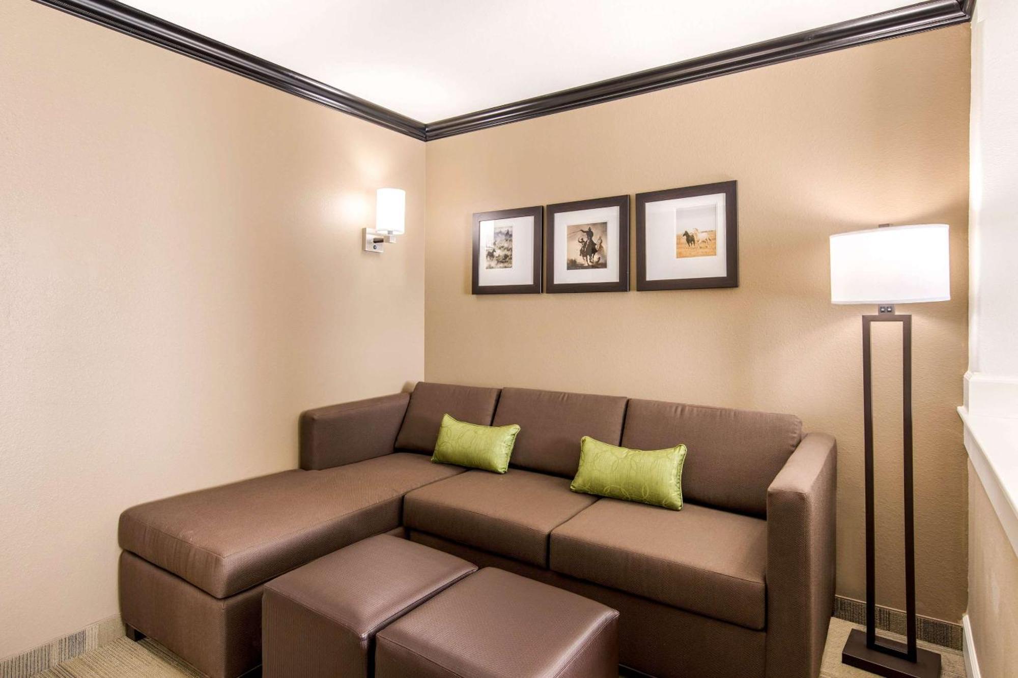Comfort Suites Либерал Екстериор снимка